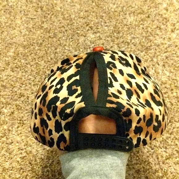 Women's glitter and leopard hat - Picture 3 of 3